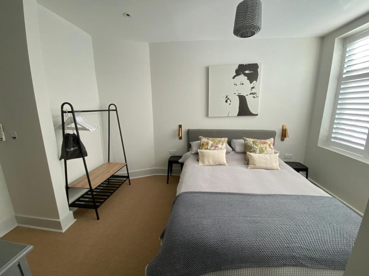 Road, Stylish Townhouse *