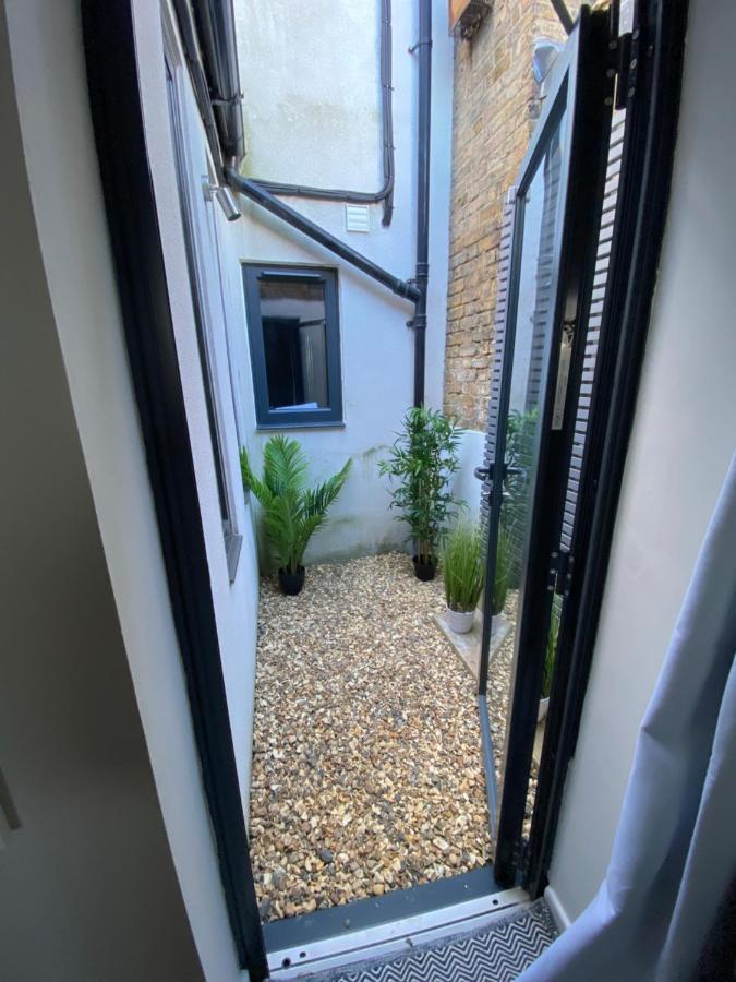 Road, Stylish Townhouse *